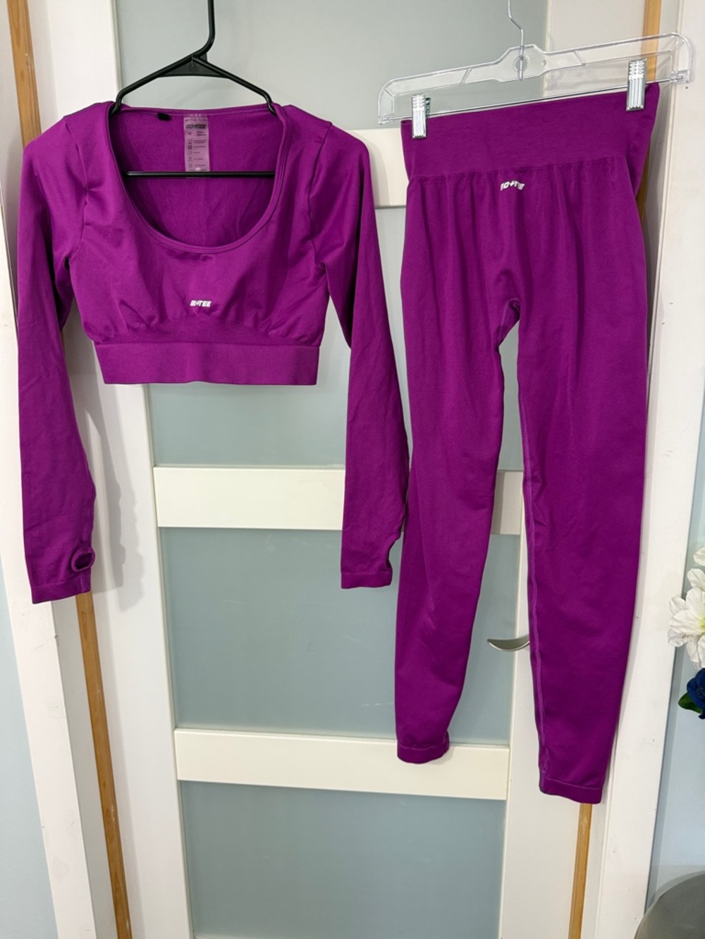 Seamless Long-Sleeve Crop Top and High-Waist Leggings Set - Purple